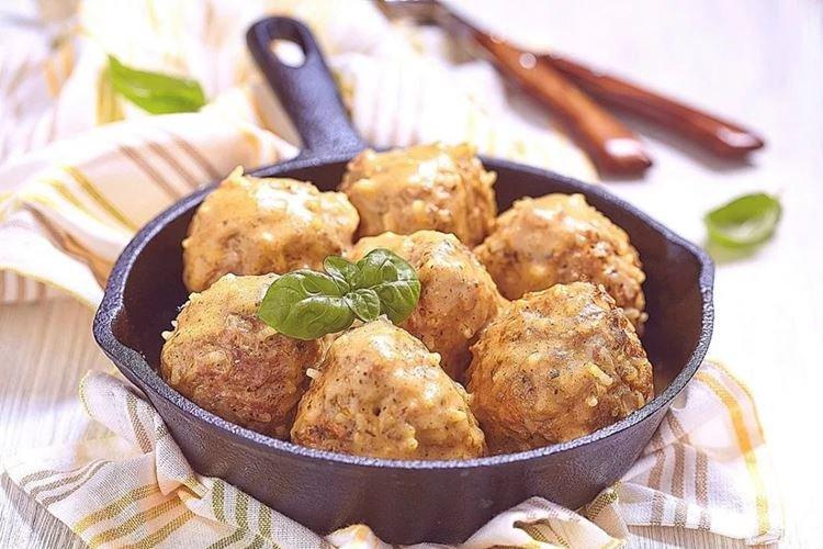 Ежики из фарша в сливочном соусе