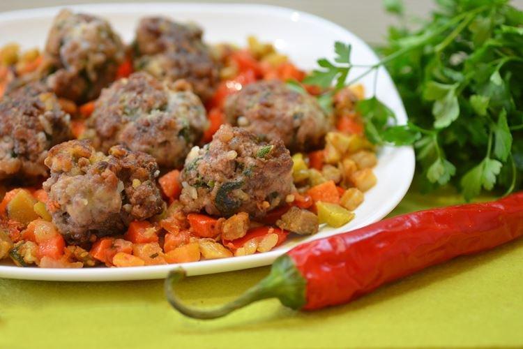 Ежики из фарша с рисом и овощами