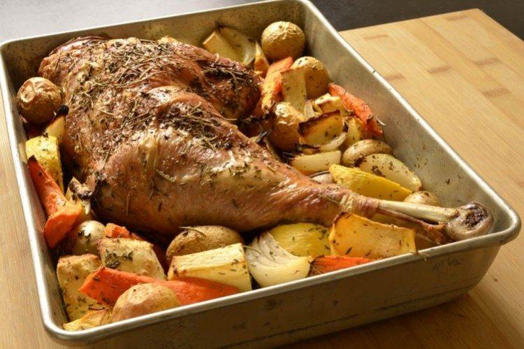 Индейка с овощами в духовке