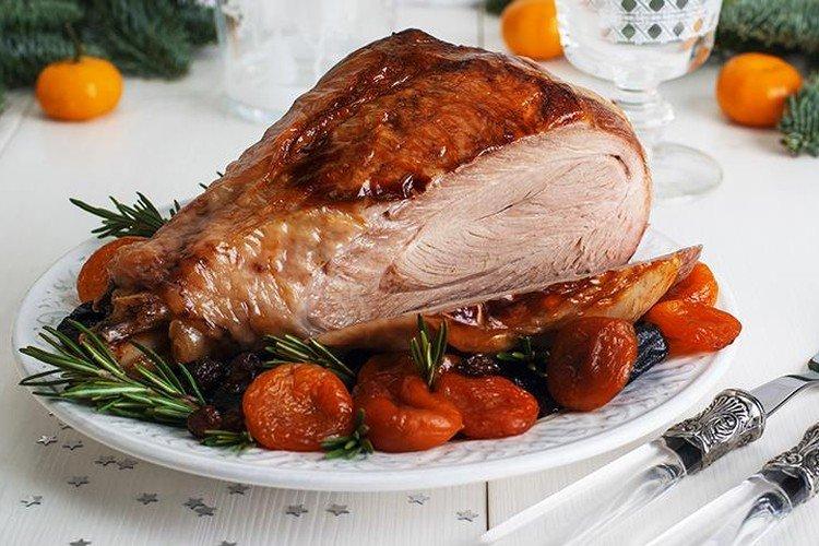 Голень индейки с курагой и черносливом