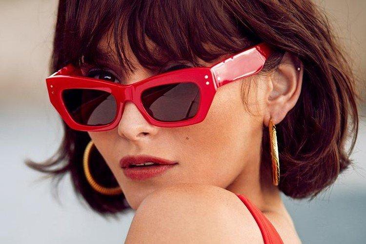 Очки в цветной оправе