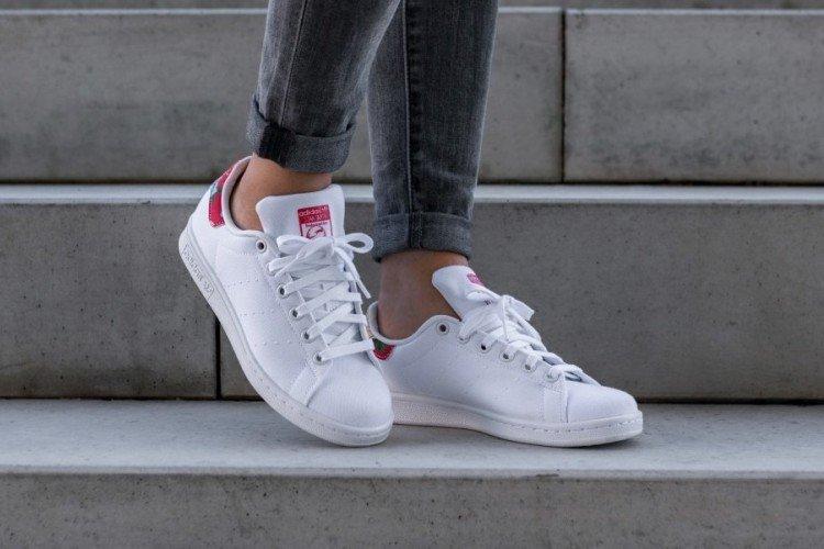 Белые кроссовки