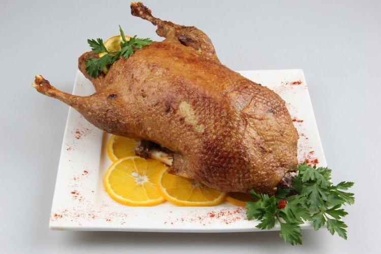 Утка с грибами в рукаве