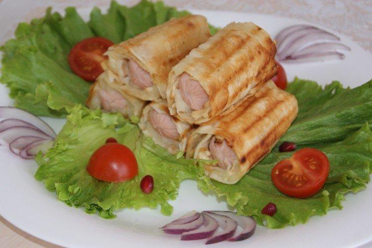 Сосиски с плавленым сыром в лаваше