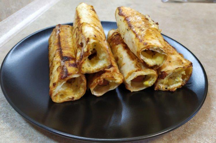 Сосиски в лаваше и яйце