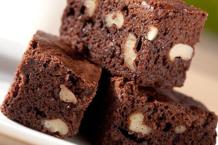 Шоколадный бисквит с орехами