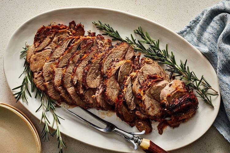 Рулет из свинины с салом и розмарином