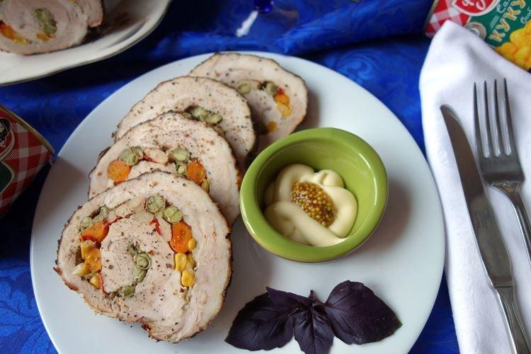 Рулет из свинины с овощами