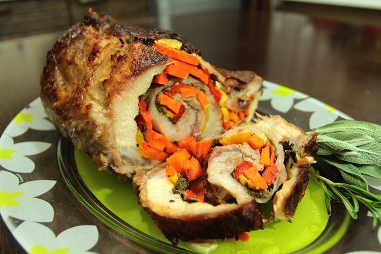 Рулет из свинины с морковью