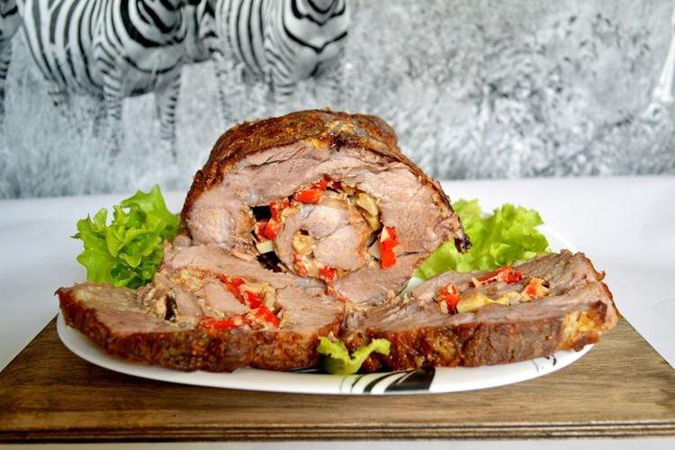 Рулет из свинины с перцем