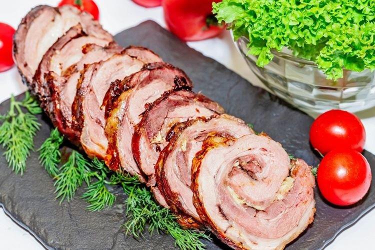 Рулет из свинины с помидорами