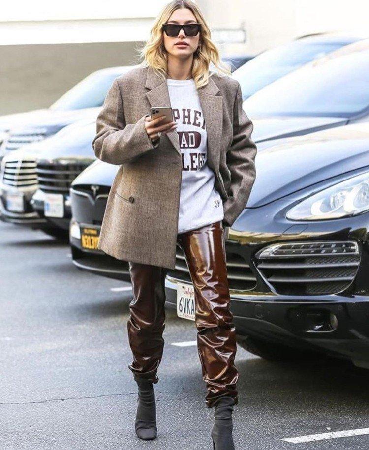 С чем носить кожаные брюки - фото и идеи