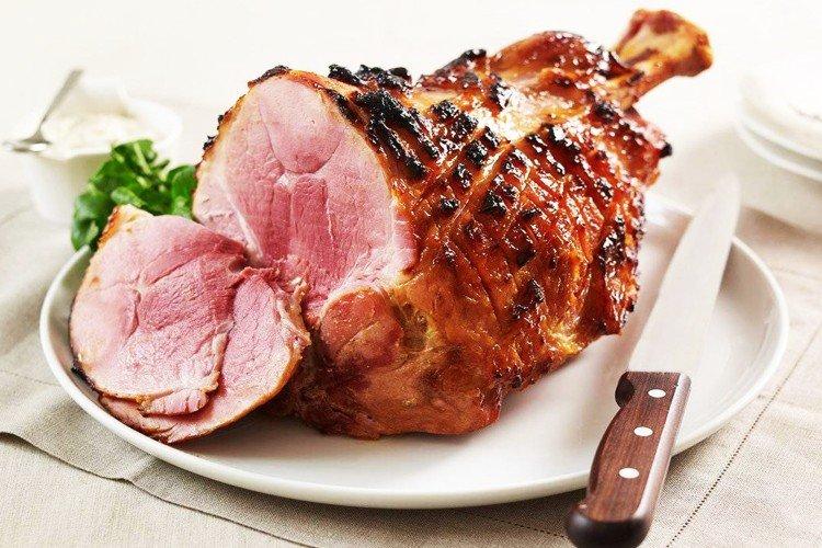 Свиной окорок на кости в духовке