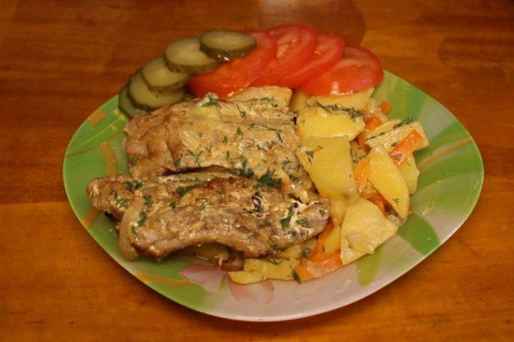 Запеченные свиные ребрышки с картошкой в сметане