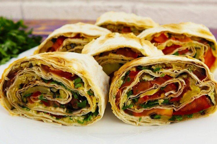 Рулет из лаваша с баклажанами