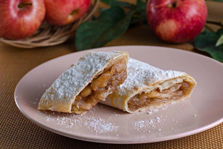 Рулет из лаваша с яблоками и корицей