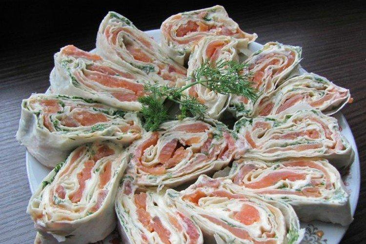 Рулет из лаваша с лососем и сливочным сыром