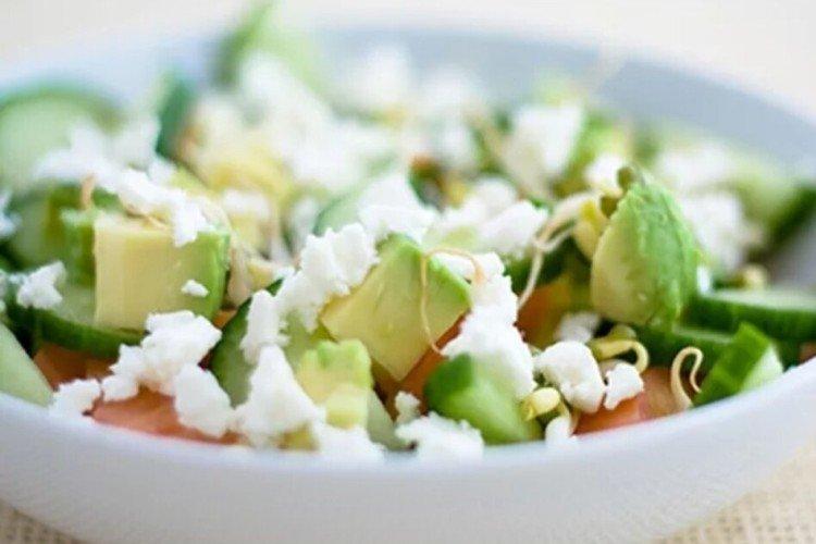 Салат с авокадо и творогом