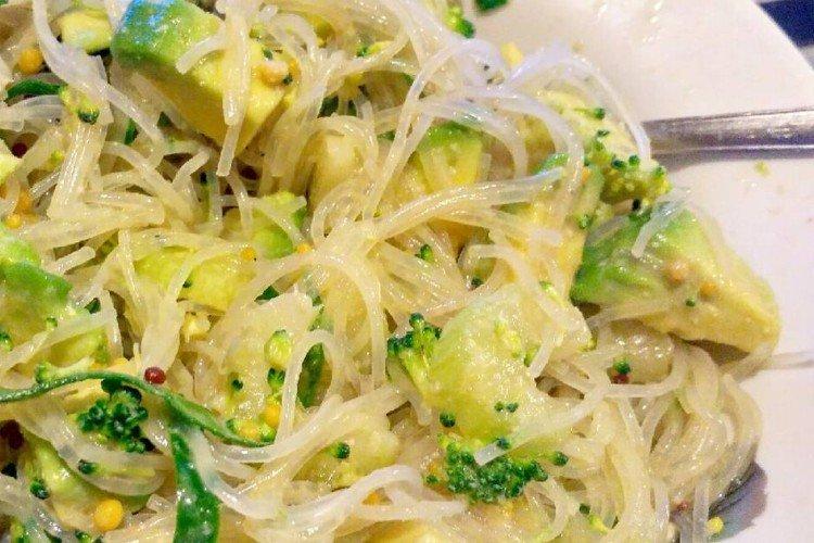 Салат с фунчозой и авокадо