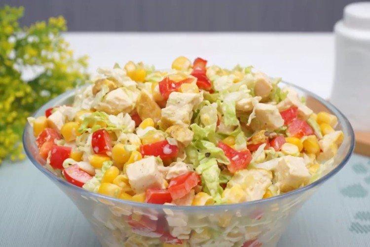 Салат с капустой, кукурузой и моцареллой