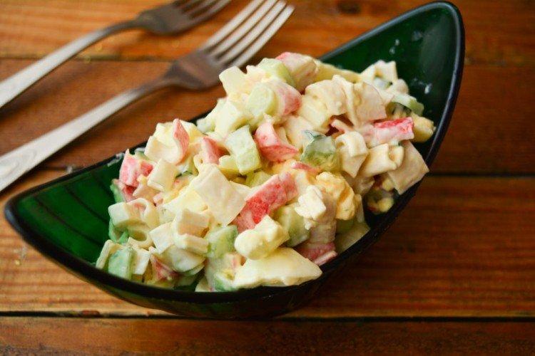 Салат с моцареллой и крабовыми палочками