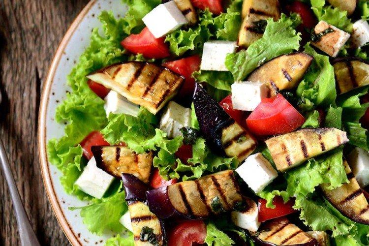 Салат с баклажанами и моцареллой