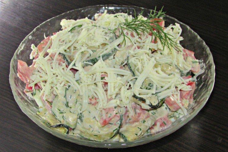 Салат с моцареллой и кабачком