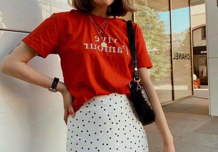Модные женские футболки 2021 - фото
