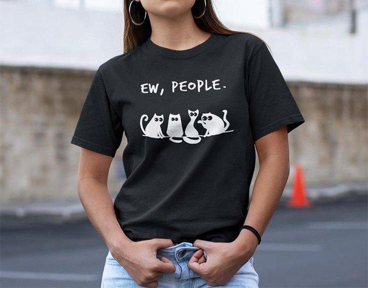 Модные женские футболки 2021 - фото