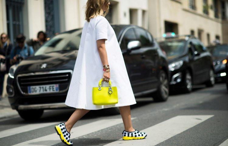 Платье с цветными кроссовками