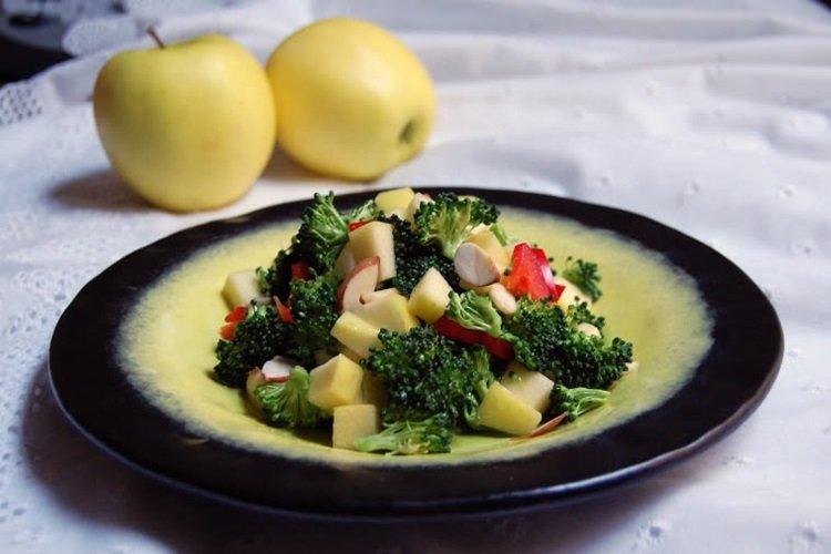 Салат с яблоком и брокколи