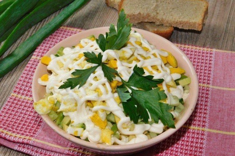 Мясной салат с курицей и кукурузой