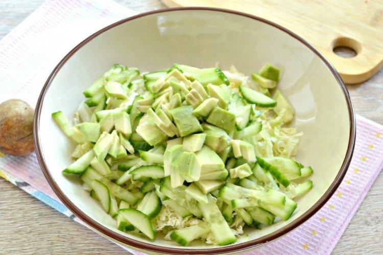 Салат из пекинской капусты с авокадо