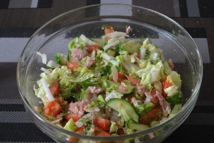 Салат из пекинской капусты с тунцом