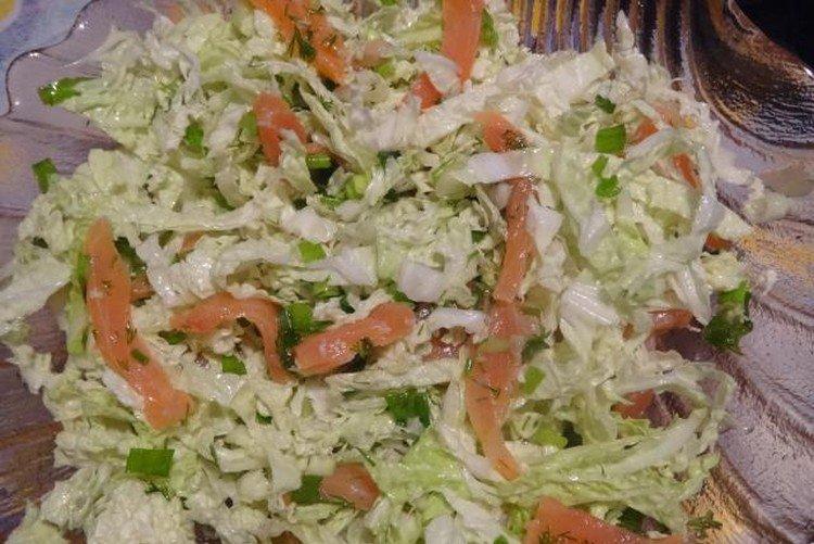 Салат с пекинской капустой и лососем