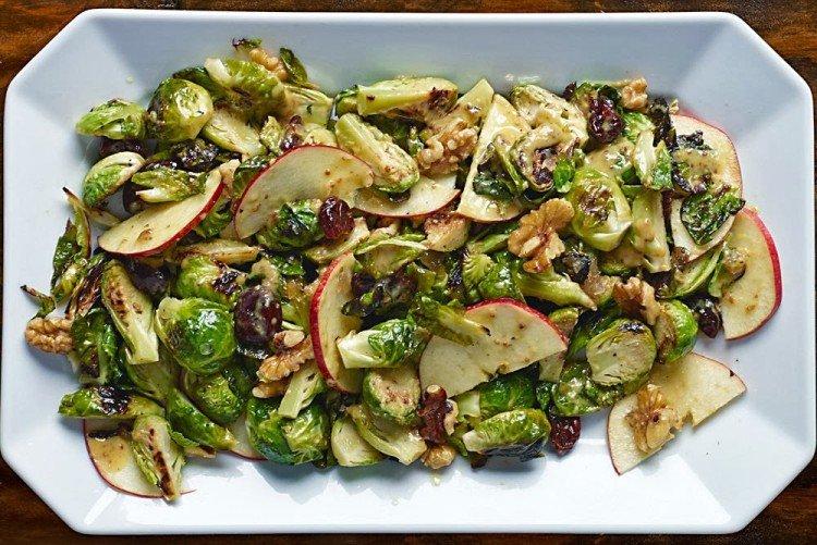 Салат с яблоком и брюссельской капустой