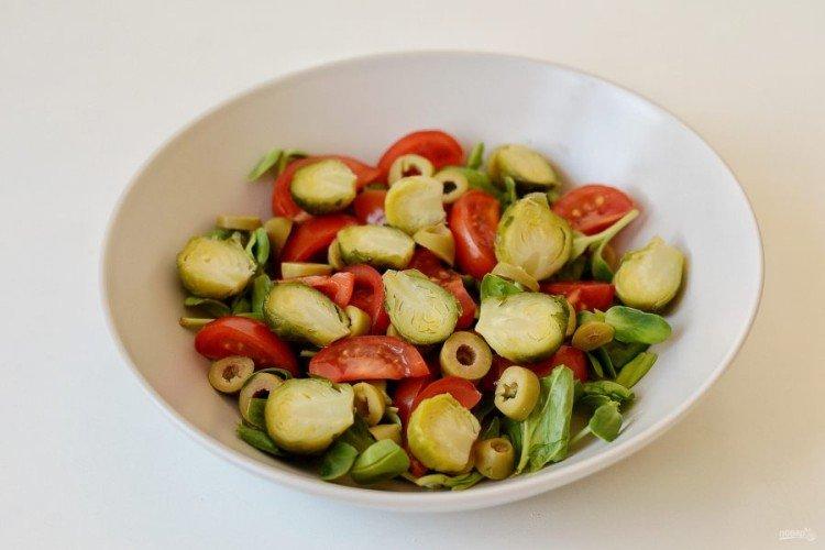 Салат с брюссельской капустой и помидорами