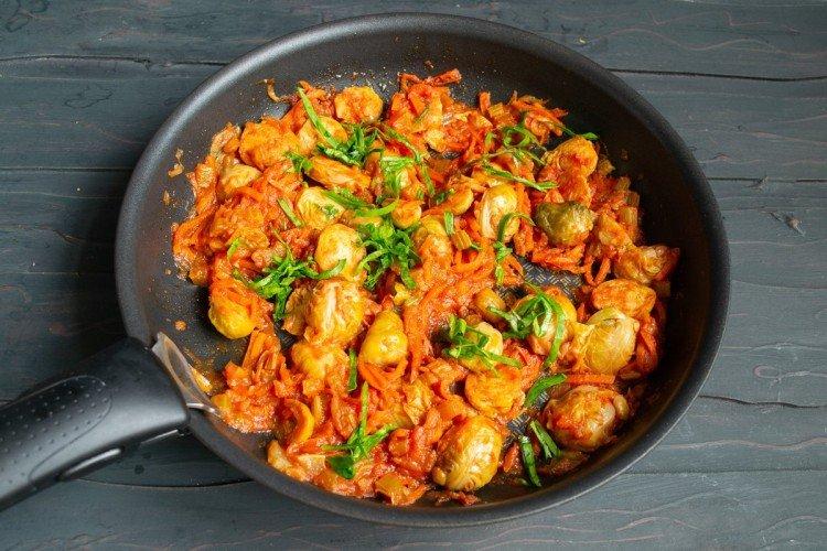 Брюссельская капуста с овощами