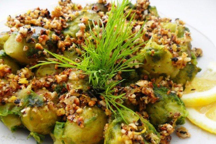 Брюссельская капуста с орехами и кунжутом