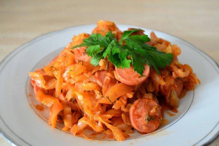 Тушеная квашеная капуста с сосисками
