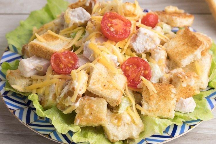 20 салатов с курицей и сыром, которые украсят любой стол