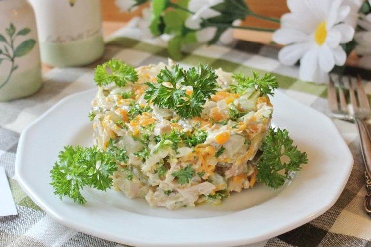 Салат с копченой курицей, мягким сыром и яйцом