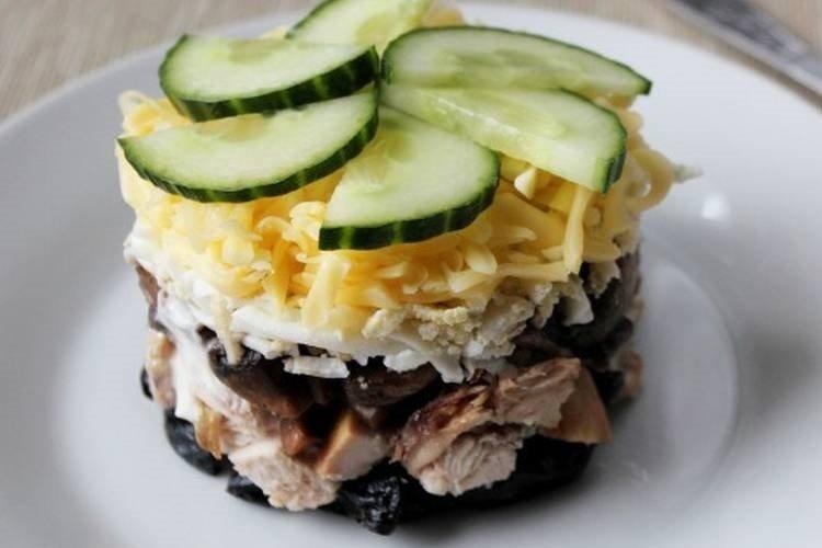 Салат с курицей, черносливом и сыром