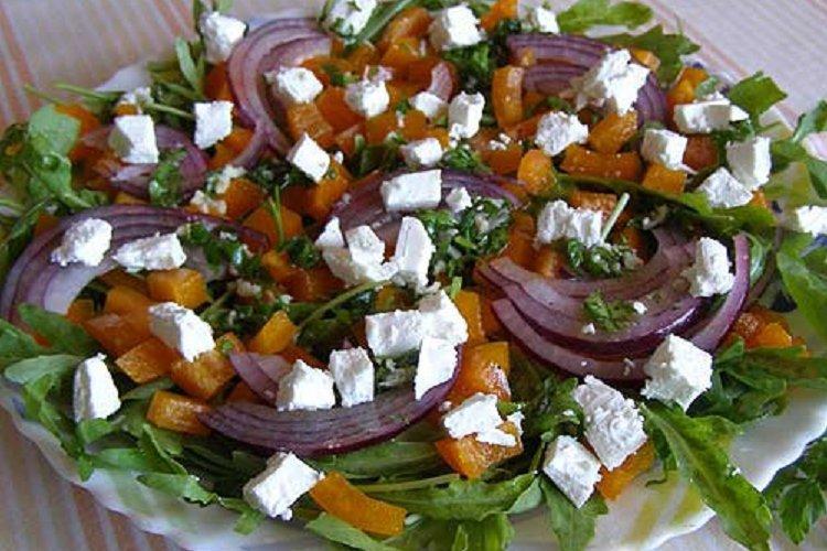 Салат с куриным филе, фетой и маринованным луком