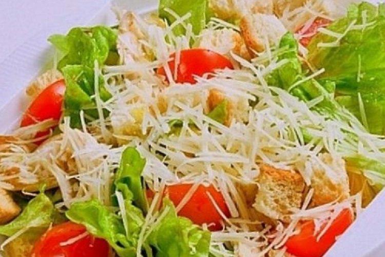 Салат с курицей, гренками и сыром