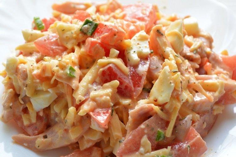 Салат с курицей, сыром и помидором