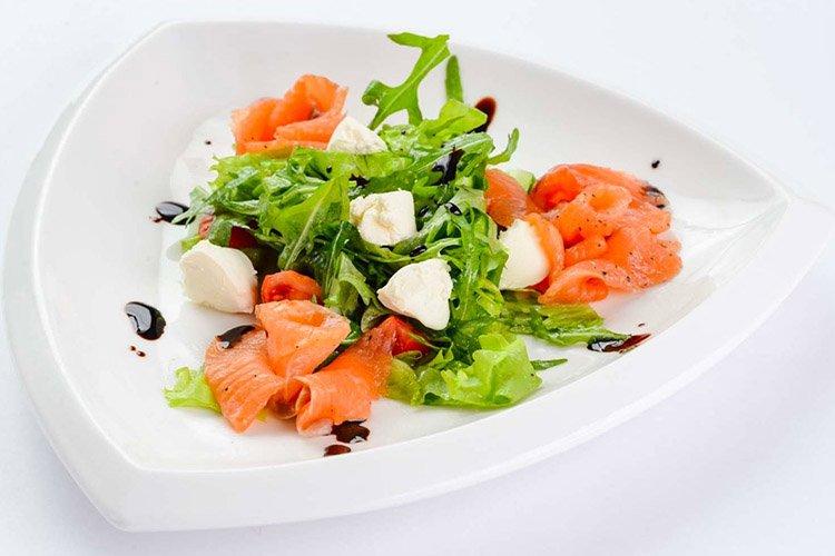 Салат с красной рыбой и брынзой
