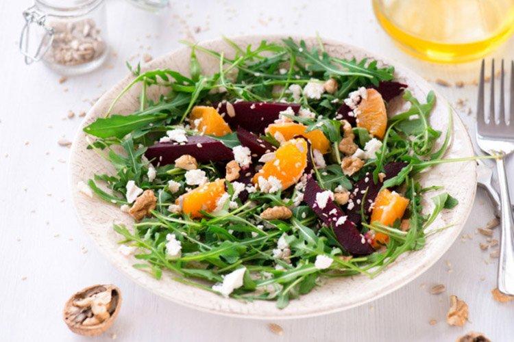 Салат из запеченной свеклы с дыней и брынзой