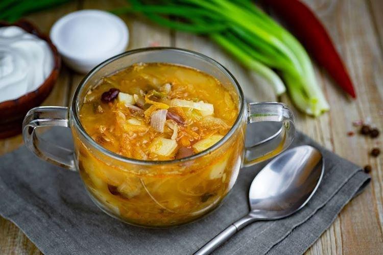 Щи с фасолью и квашеной капустой
