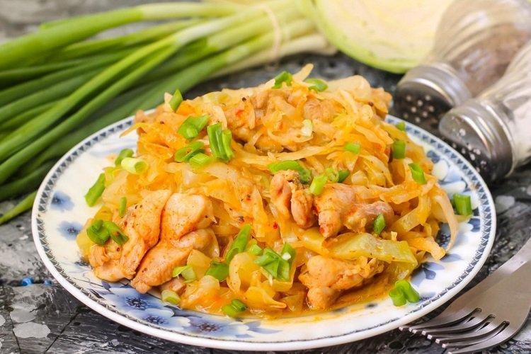 Тушеная капуста с курицей
